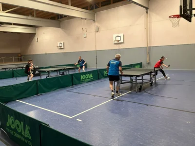 "Artistische Bewegungen" beim Einzel von Jürgen Geierhaas gegen Lisa Wen gehören auch zum Tischtennis (Bild vergr&ouml;&szlig;ern)