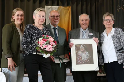 Ein großer Augenblick in der Geschichte des Eugen-Jaekle-Chorverbands: Vorsitzender Rainer Grundler (Bildmitte) wurde zum Ehrenvorsitzenden ernannt. Darüber freute sich auch Grundlers Ehefrau Heidi (Zweite von links). Die Ehrungen nahmen die neugewählten Verbandsvorsitzenden Johanna Wilhelmstätter (links), Manuela Ruf (rechts) und Günter Hopfensitz (Zweiter von rechts) vor. (Bild vergr&ouml;&szlig;ern)