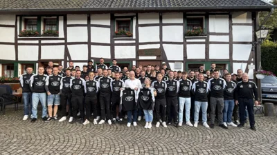 Neue Aufwärmshirts der ersten Mannschaft, gestiftet von der Gaststätte Küpper
