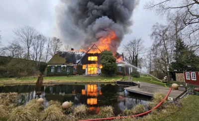 Einsatz: FEU 4 Y - Großfeuer vernichtet Reetdachanwesen in Seester