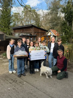 Klassensprecherinnen und Klassensprecher übergeben Spendenscheck im Tierheim Wesendahl