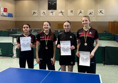 Hatice Dereli, Julijana Bednjicki, Selin Bilgin und Ivana Bednjicki freuen sich über ihre Platzierungen. Foto: Chiara Ullrich (Bild vergr&ouml;&szlig;ern)