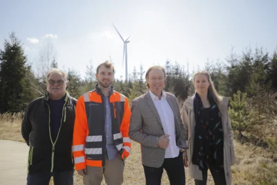 V.l.n.r.: Karl Hirle (2. Vorstand Waldgenossenschaft Zusmarshausen), Stefan Hörtensteiner (Marktverwaltung Zusmarshausen, stellv. Leiter „Planen&Bauen“), Bürgermeister Bernhard Uhl, Johanna Kiemer (Windkümmerer Schwaben, ifok GmbH) am Standort der kommunalen Windkraftanlage / Fotograf: Sebastian Richly (Bild vergr&ouml;&szlig;ern)