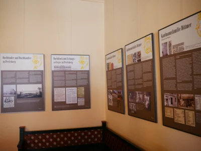 Foto: Rolandstadt Perleberg/Renè Hill | Blick in die Ausstellung im Kleinen Sitzungssaal des Rathauses.