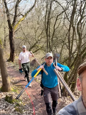 Mit Hacke und Schaufel ging es ans Werk - Arbeitseinsatz des Trail Reviers Sontra (Bild vergr&ouml;&szlig;ern)