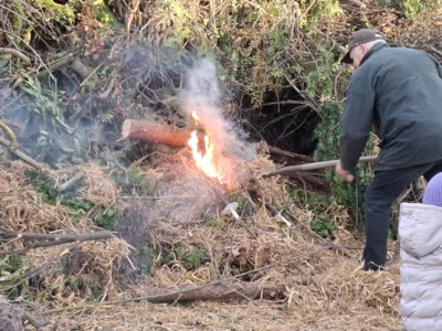 Das Osterfeuer wird angezündet (Bild vergr&ouml;&szlig;ern)