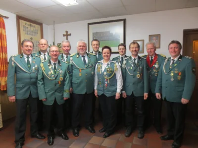 v.l. General Arnold Westerkamp, Oberst Christian Marquardt, Kassenwart Benno Lübberding, stellv. Kassenwart Josef Kellermann, Präsident Viktor Ripke, stellv. Präsident Christian Meyer, Jungschützenmeisterin Jutta Seeger, Schießmeister Mike Rosenau, Schriftführer Bernd Thöle, Ehrengeneral Josef Blömer und König Georg Lübberding (Bild vergr&ouml;&szlig;ern)