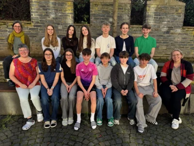 Gruppenfoto der Multiplikatoren mit den Pädagoginnen des Jugendhauses „Hahnenmühle“ und Mentorin Waltraud Friedmann (Bild vergr&ouml;&szlig;ern)
