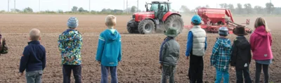 Kinder schauen Traktor (Bild vergr&ouml;&szlig;ern)