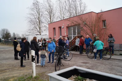 Start vor dem Quartierstreff (Bild vergr&ouml;&szlig;ern)