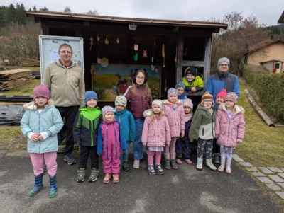 Oster-Aktion des Dorfvereins Hagengrub: Kinder basteln gemeinsam und dekorieren Bushäuschen