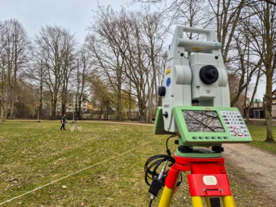 Mit elektromagnetischer Induktion untersucht Dr. Giacomo Roncoroni den Boden unter der Rasenfläche des Bürgerplatzes. Dort könnten Reste einer Burg liegen. Foto: Stadt Pritzwalk (Bild vergr&ouml;&szlig;ern)