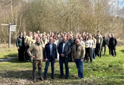 Gruppenfoto  GenussRaum startet: Der neue Pächter der Gastronomie im NationalparkZentrum Kellerwald, Dr. Hendrik Sommer (1. Reihe, 2.v.r.) wird von Achim Frede (1. Reihe, 1.v.l.), stellvertretender Nationalparkleiter, Karsten Kalhöfer (1. Reihe, 2.v.l.), Bürgermeister der Gemeinde Vöhl, Abteilungsleiter Jens Knopf (1. Reihe, 1.v.r.) und dem gesamten Nationalpark-Team herzlich begrüßt. (Bild vergr&ouml;&szlig;ern)