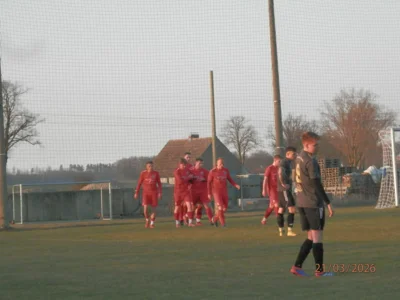Auch beim Auswärtsspiel in Rogeez möchten sich die Wariner wieder über eigene Treffer, wie hier zuletzt in Pentz, gerade hatte hier Marvin Tiegs (Bildmitte) für die ,,Roten" zum 2:0 getroffen, freuen. (Bild vergr&ouml;&szlig;ern)