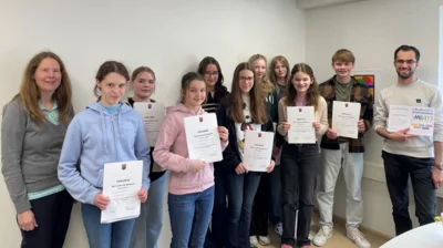 Die Wettbewerbsteilnehmer mit Schulleiterin Janina Wolf und Wettbewerbskoordinator Naim Hjaij (Bild vergr&ouml;&szlig;ern)