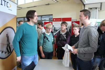 Meldung: 3. Berufsorientierungsmesse „Erfahrung trifft Neugier – Azubis informieren BK Ostvest Schüler“
