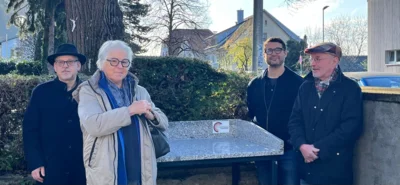 Das Bild zeigt von links nach rechts Peter Ferette (Gemeinde Grenzach-Wyhlen), Ideengeberin Thea Philipp-Schöllermann, den Spender der Tischplatte, Christian Wucherpfennig, und Projektleiter/Zeitstifter Jürgen Maares