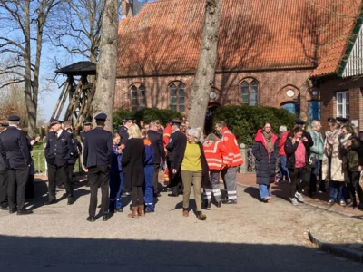 24 Stunden nach dem Großfeuer: Kirchengemeinde Seester dankt Rettungskräften mit besonderem Gottesdienst