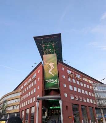 Eingang zu Tarzan (Bild vergr&ouml;&szlig;ern)