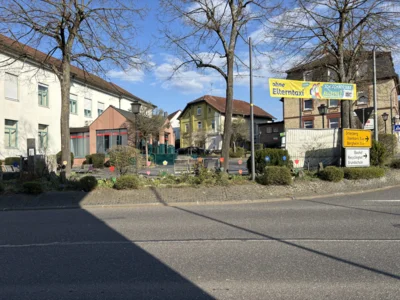 Farbenfroher Frühlingsgruß an der B 275: Holzblumen kündigen Landesgartenschau 2027 an (Bild vergr&ouml;&szlig;ern)