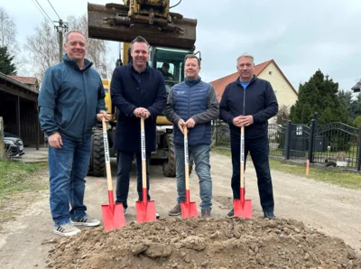 von links nach rechts: Bauamtsleiter Norman Gröer, Amtsdirektor Thomas Kresse, Chef der ausführenden Baufirma aus Kyritz Torsten Baatz, Bürgermeister aus Walsleben Matthias Kupper (Bild vergr&ouml;&szlig;ern)