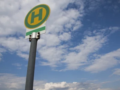 Ein Bushaltestellenschild © pixabay (Bild vergr&ouml;&szlig;ern)