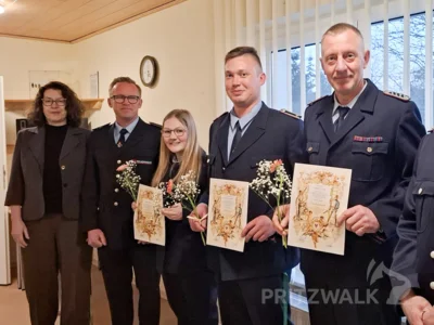 Die Steffenshagener Emma Fritze, Theo Schmidtke und Arndt Fritze (mit Urkunden, von links) wurden in der Jahreshauptversammlung befördert. Foto: Privat (Bild vergr&ouml;&szlig;ern)