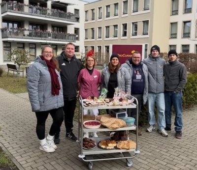 Kuchenverteilung im ProCurand Seniorenheim (Bild vergr&ouml;&szlig;ern)