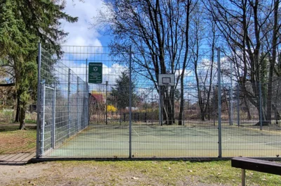Foto: Basketballplatz © Gemeinde Rangsdorf - AL22 Foto zur Meldung: Basketball-Käfig am Platz der Deutschen Einheit wieder offen