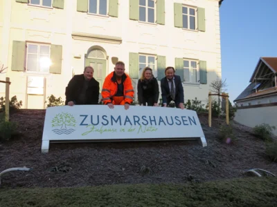 Tafel ziert neue Bepflanzung vor Musikschule bzw Trauraum (Bild vergr&ouml;&szlig;ern)
