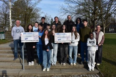 Spendenübergabe mit: Schülerinnen und Schülern der Mittelschule, Konrektor Frank Ebenhoch, Herrn Schröter von der AWO, Schulleiterin Catharina Freudling, Organisatorin Regine Zoller und Herrn Müller vom Tierheim