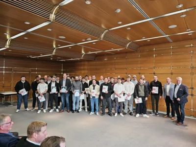 Gruppenbild der neuen Gesellen im Rahmen der Lossprechung (Bild vergr&ouml;&szlig;ern)