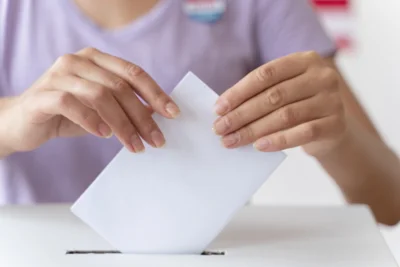 Für die Ortsbeiratswahl in Falkenhagen werden Wahlhelfer gesucht. Foto: Freepik (Bild vergr&ouml;&szlig;ern)