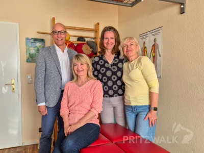 Haben Spaß an ihrem Beruf: das Team um Katja Vietz (vorn) mit Bürgermeister Dr. Ronald Thiel. Foto: Stadt Pritzwalk (Bild vergr&ouml;&szlig;ern)