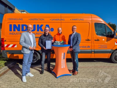Bürgermeister Dr. Ronald Thiel, Induka-Geschäftsführer Mike Blechschmidt, der Technische Betriebsleiter Christian Krüger und René Georgius von der IHK. Foto: Stadt Pritzwalk (Bild vergr&ouml;&szlig;ern)