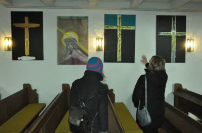 Die Kunstausstellung „Kreuz und Auferstehung“ von Richard Mährlein ist am Ostersonntag von 14 bis 17 Uhr in der Puschendorfer St. Wolfgangskirche zu besichtigen.