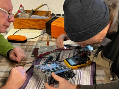 Das Bild zeigt Reparateure bei der Fehlersuche