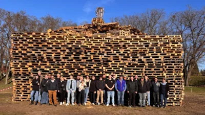 Osterfeuer mit Paletten-Turm (Bild vergr&ouml;&szlig;ern)