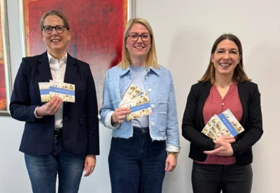 Landrätin Nicole Rathgeber (Mitte) gemeinsam mit den Mitarbeiterinnen des Kontaktbüros Pflegeselbsthilfe v.l. Ilka Römer-Gebhardt und Anna Schmidt (Bild vergr&ouml;&szlig;ern)