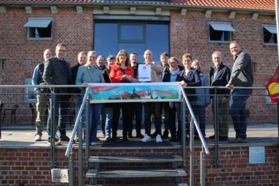 Vertreter des Flecken Freiburg / Elbe überreichen Antrag zur Aufnahme ins Dorfentwicklungsprogramm an Landesbeauftragte Karin Beckmann