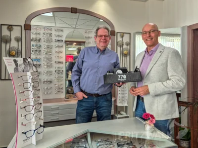 Optikermeister Mathias Käpernick und Dr. Ronald Thiel im Geschäft in der Wallstraße. Foto: Stadt Pritzwalk (Bild vergr&ouml;&szlig;ern)