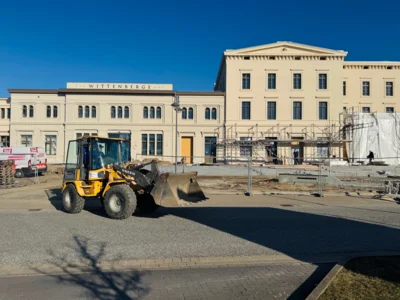 Arbeiten am Bahnhofsempfangeegbäude und am Bahnhofsumfeld I Foto: Martin Ferch (Bild vergr&ouml;&szlig;ern)
