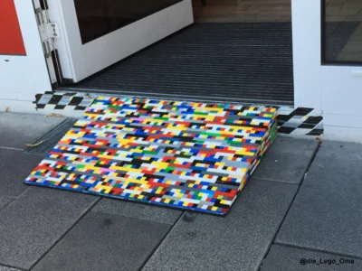 Kunterbunt und sehr hilfreich: Eine Rampe aus Legosteinen, gebaut von Lego-Oma Rita Ebel und ihrem Team. © Rita Ebel, Hanau (Bild vergr&ouml;&szlig;ern)