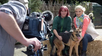 Uta Bresan und Tierheim Mitarbeiterin vor einer Fernsehkamera (Bild vergr&ouml;&szlig;ern)