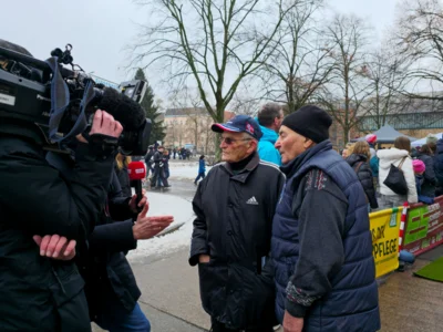 Eberhard Riedel (rechts) mit Helmut Recknagel beim Interview während der Einweihung der mobilen Schnaze im Sporforum Berlin (c) Günter Grütznenr (Bild vergr&ouml;&szlig;ern)