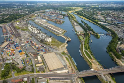 Den Duisburger Hafen besichtigen Ennigerloher und Lessayer gemeinsam am Pfingstwochenende. Foto: Hans Blossey (Bild vergr&ouml;&szlig;ern)