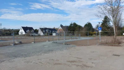 Foto: (Foto: Stadt Wyk/Andreas Hansen) Foto zur Meldung: Neuer Fuß- und Radfahrweg in der Lüttmarsch in Wyk am Regenrückhaltebecken freigegeben