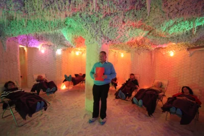 Pflegende Angehörige entspannen in der Salzgrotte (Bild vergr&ouml;&szlig;ern)