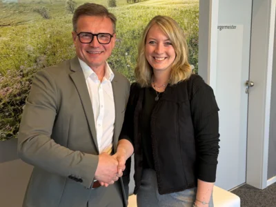 Bürgermeister Frank Jakob begrüßt Lisa Wachter als neue Mitarbeiterin im Rathaus. (Bild vergr&ouml;&szlig;ern)
