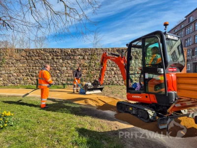 Mit dem Minibagger und dem Rüttler sind die Mitarbeiter des städtischen Bauhofes derzeit auf den Wegen im Grüngürtel im Einsatz. Foto: Stadt Pritzwalk (Bild vergr&ouml;&szlig;ern)